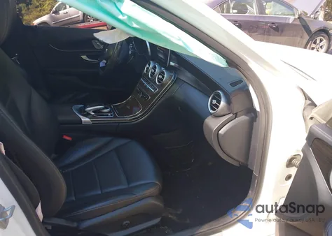 2015 Mercedes-Benz C 300 Luxury 4Matic из США, поврежденный, VIN 55SWF4KB9FU049432